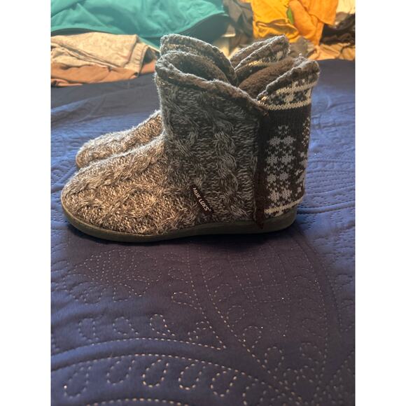 GUC Muk Luks Gray Knit Boots Hard Sole Furry Lining Slip On Size Medium (7-8) - Picture 3 of 6